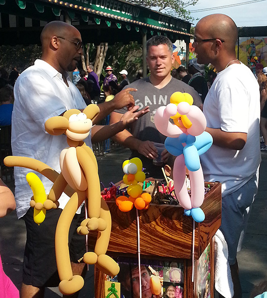 Cafe du Monde New Orleans Balloon Artist